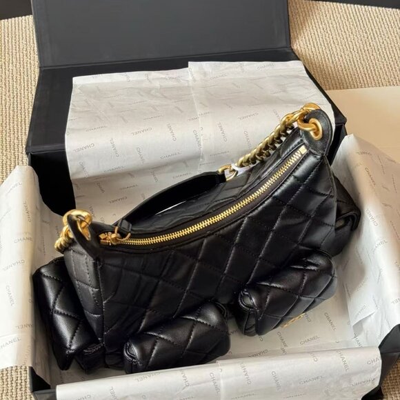 Classic CHANEL Bag: A Stylish and Versatile Choice for Elegance - Picture 9 of 14